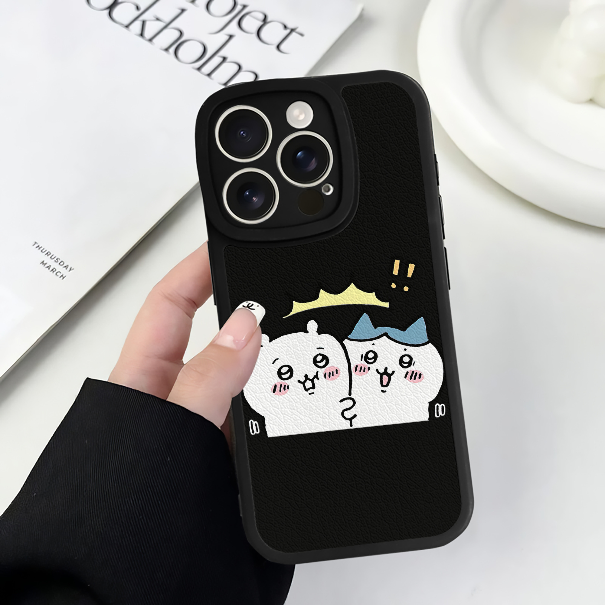 （画像用） ちいかわ ハチワレ Chii-kawa hachiware 【iPhone 16シリーズ対応】シリコンスマホケース（レザー調） 材質：シリコン